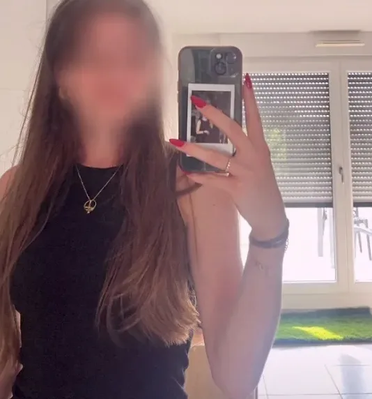 Manuela, 27