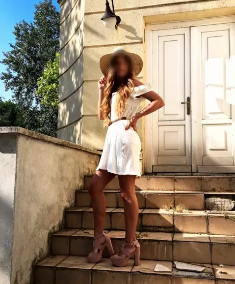 Manuela, 36